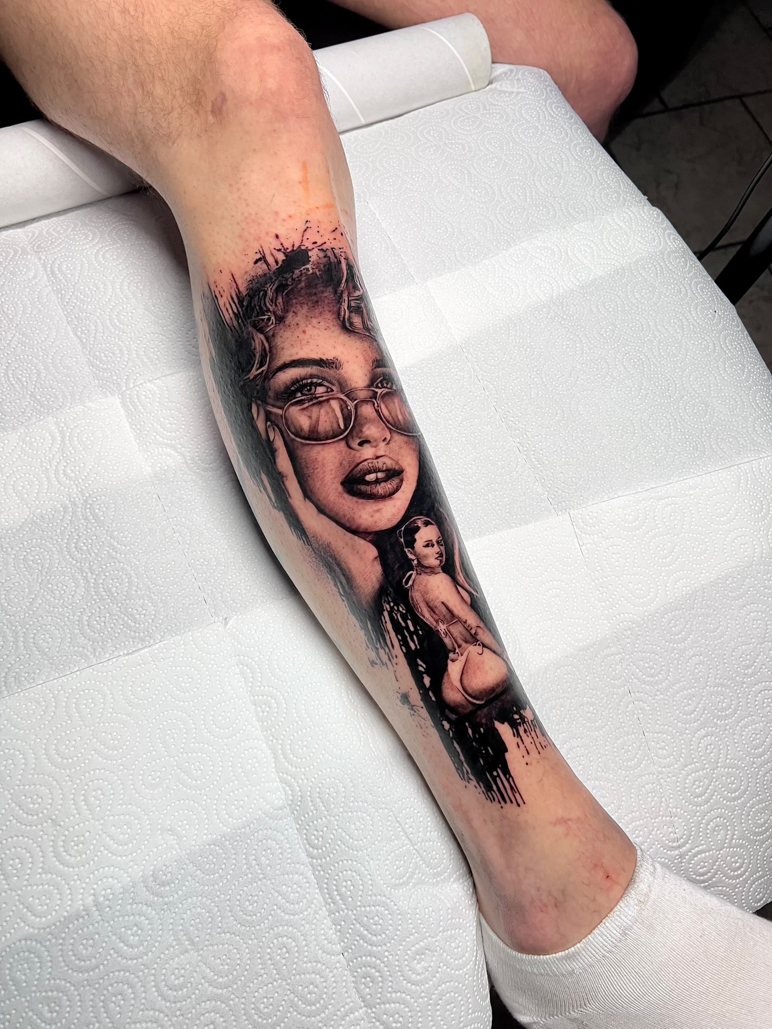 Frauenporträt mit Brille — Tattoo von Ciprian Grapa