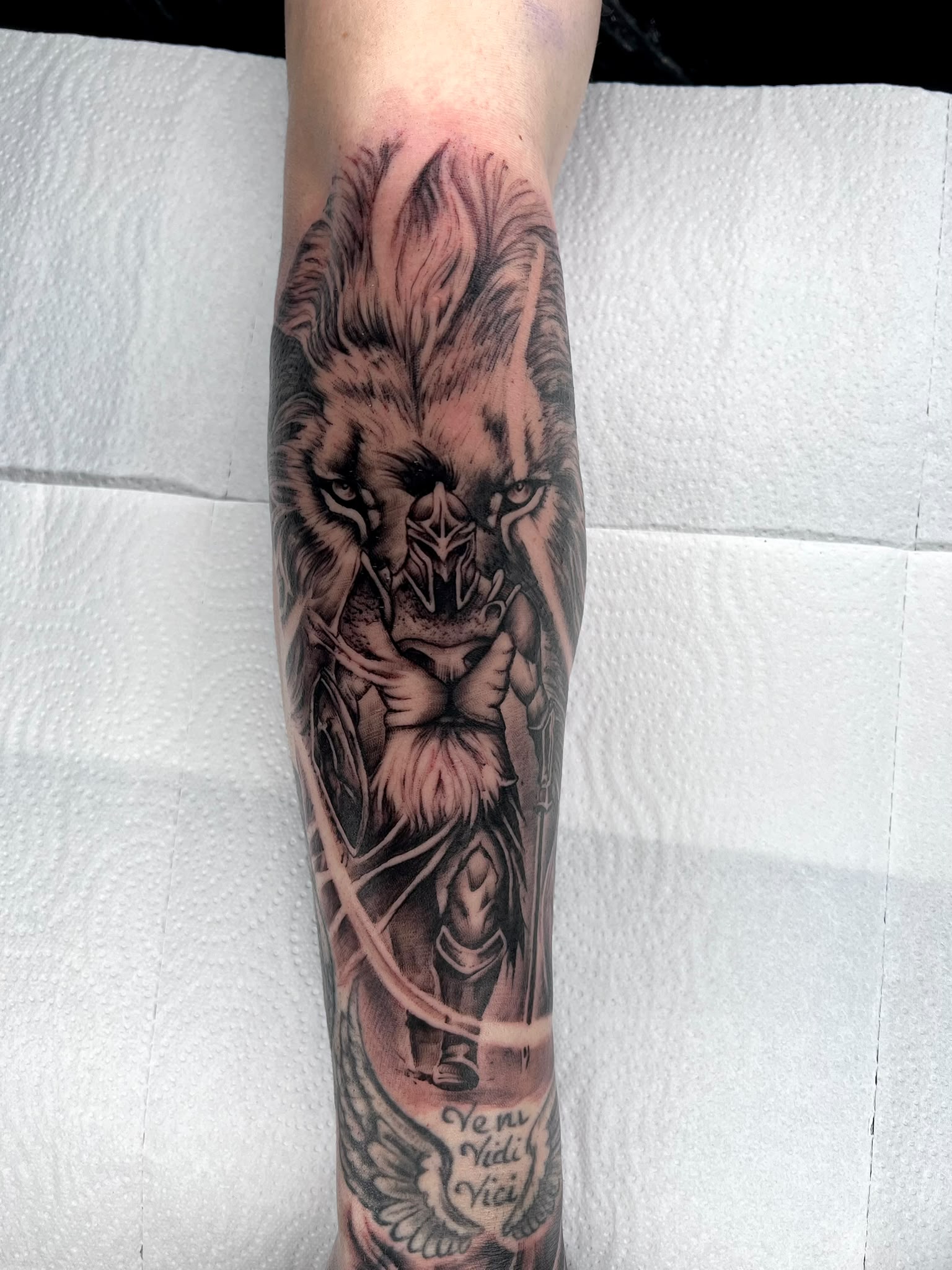Löwe & persönlicher Schriftzug — Tattoo von Ciprian Grapa